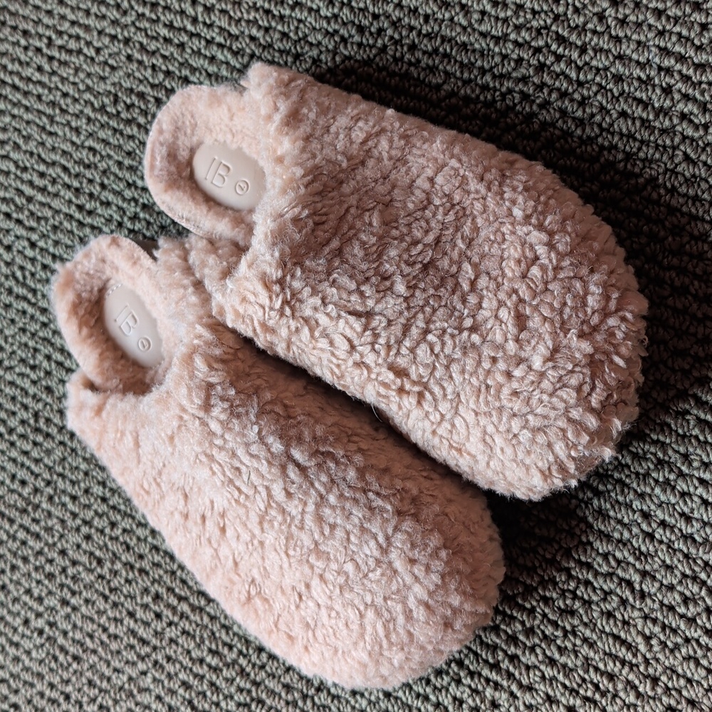 Intentionally Blank Cozy Tan Fuzzy Sherpa Slippers Sz 7 NWoT